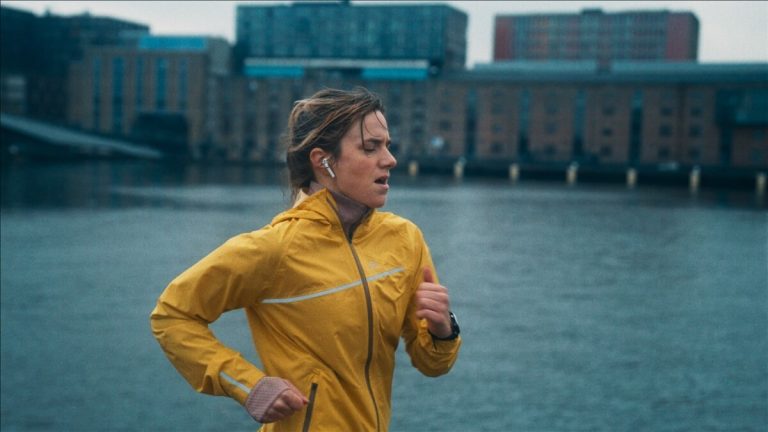 Overgave: documentaire over hardlopen en rouw – 56 minuten