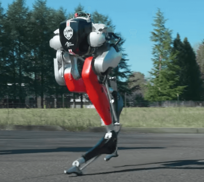 5 kilometer race: robot Cassie deed er 53 minuten over